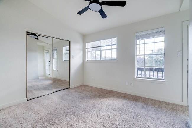 Building Photo - RIVER CROSSING ATX - 2BD/2.5BA - TOWNHOUSE - NEAR DOWNTOWN - NEW INTERIOR - $1495