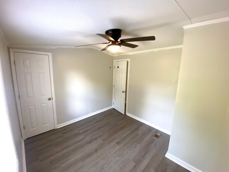 Building Photo - 102 Persimmon Dr