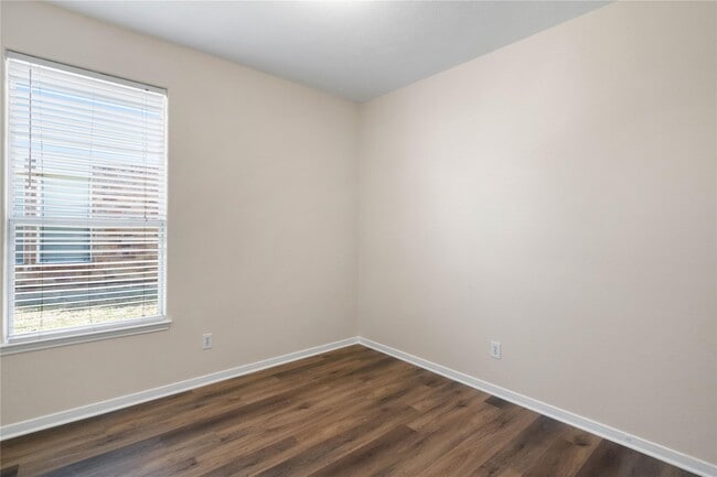 Building Photo - 8810 Willow Spur Dr