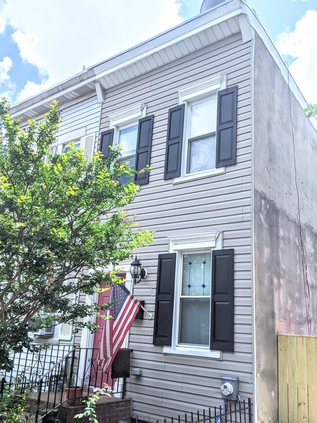 Building Photo - 1215 I St SE