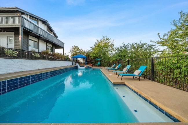 Building Photo - 5048 Bluff Pl