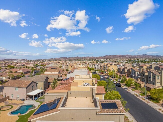 Building Photo - Spacious Three Story 3 Bed 3.5 Bath Smarth...