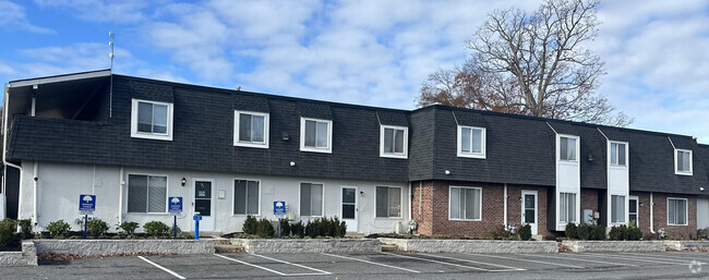 Building Photo - Windsor Forest Townhomes