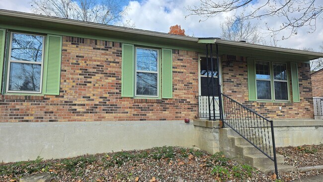 Building Photo - Charming 3-Bedroom Home With Modern Upgrad...