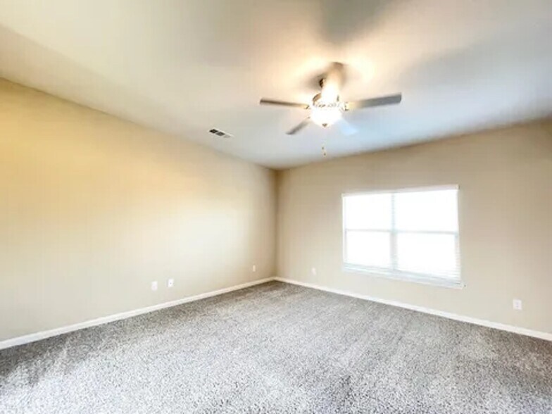 Building Photo - 1702 Sandalwood Way