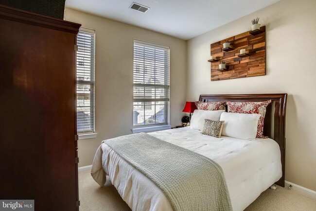 Building Photo - 4951 Brenman Park Dr
