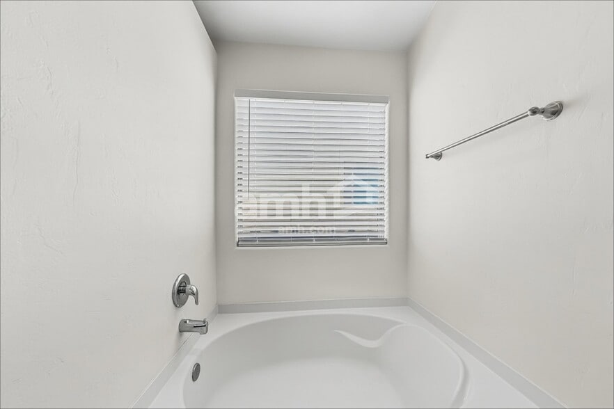 Building Photo - 342 W Calle Paso Suave