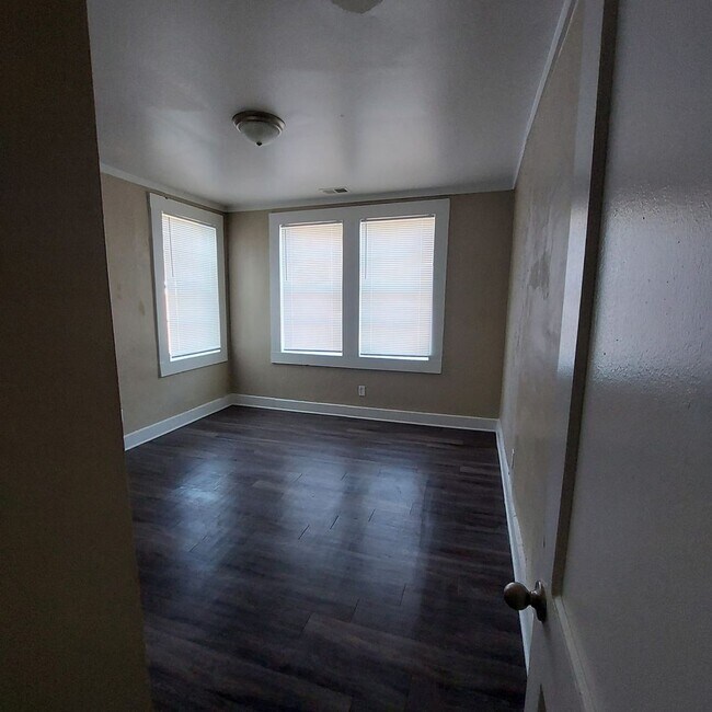 Building Photo - 929 Maple Dr