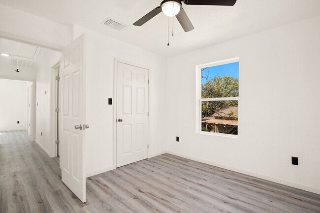 Building Photo - Spacious 3BR House in San Antonio Close to...