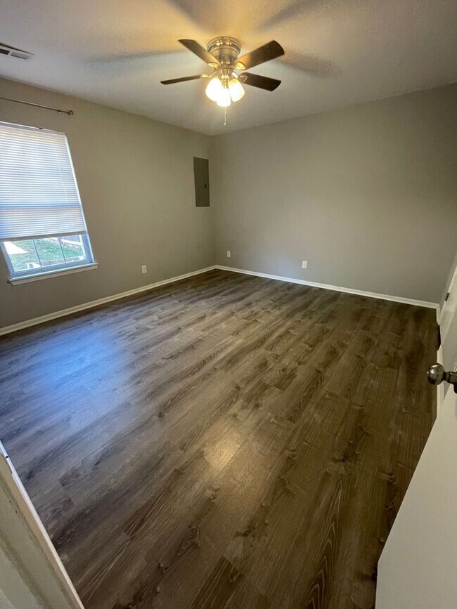 Building Photo - 655-657-657 Country Squire Ct