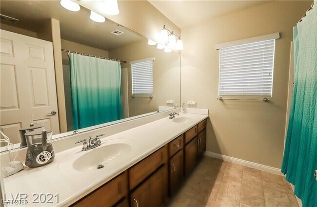 Building Photo - 8450 W Sapphire St