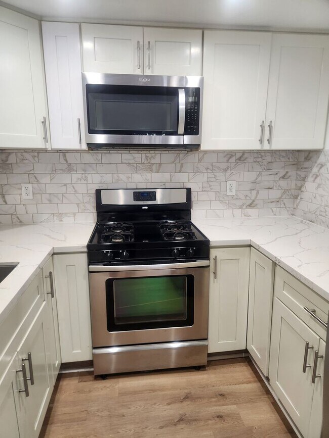 Building Photo - Clean and bright throughout, 2-bedroom, 1.5 Bathroom, two story unit in a great Windsor location!