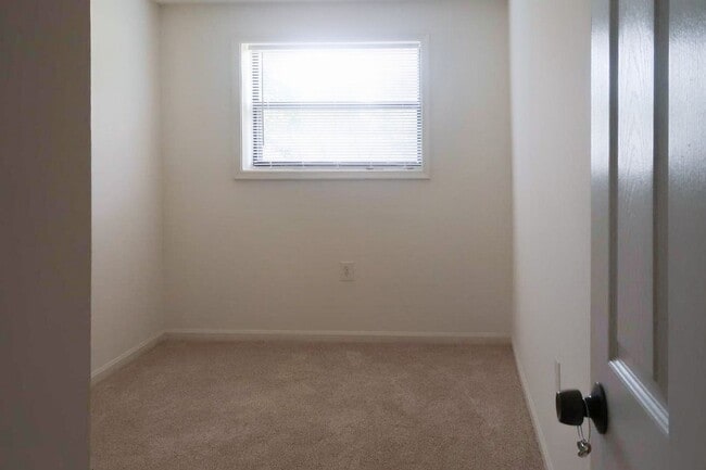 Building Photo - Modern Three Bedroom Condo! Minutes to Congress Heights Metro!