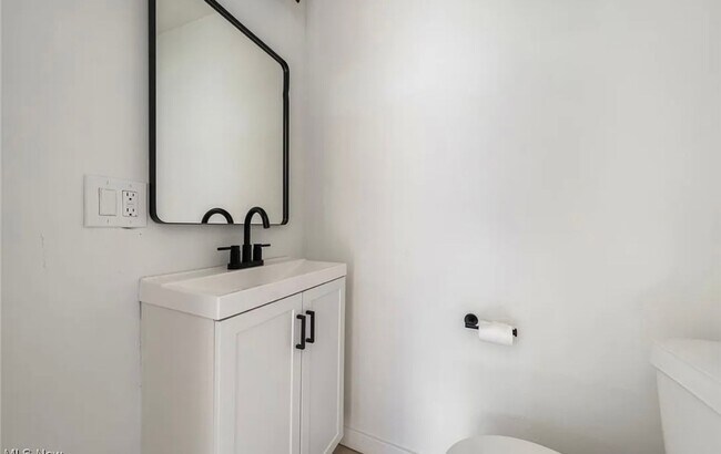 Building Photo - Beautiful 3 Bedroom Mentor Home