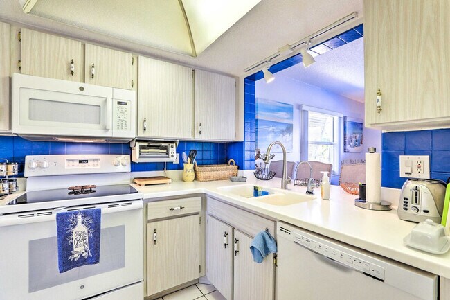 Building Photo - 572 Bellaire Dr