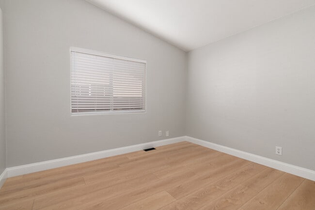 Building Photo - 4952 Lake Shore Ct