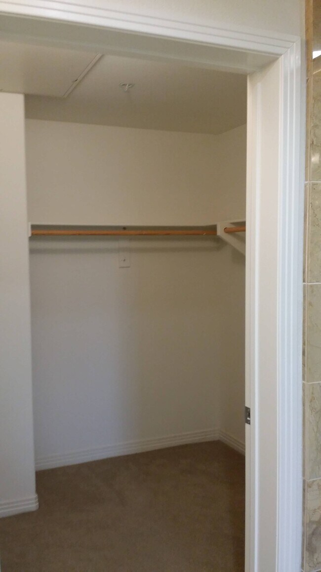 Building Photo - 931 E Walnut St