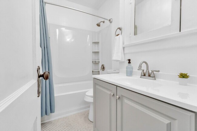 Building Photo - Furnished 3-Bedroom, 2-Bath Upper Unit in North Buffalo