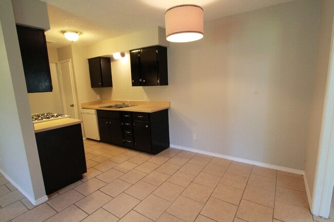 Building Photo - Southeast Austin Home with Vaulted Ceilings, Bonus Room & Private Backyard