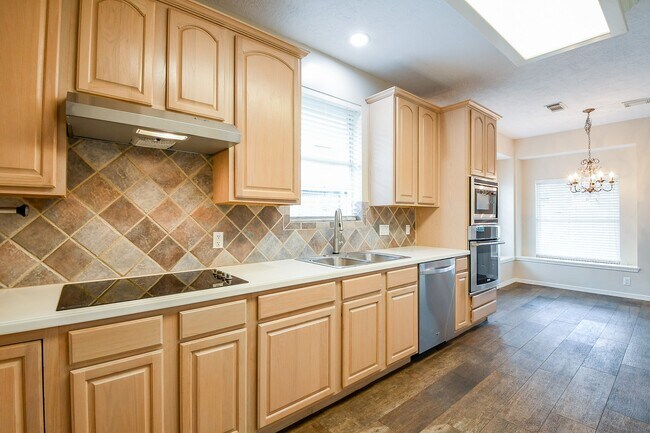 Building Photo - 241 Blue Hill Dr