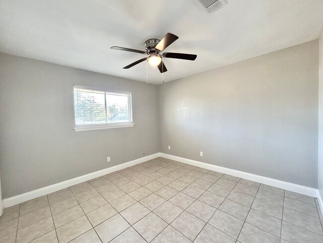 Building Photo - CENTRAL 3BR Private home!  Discounted Move...