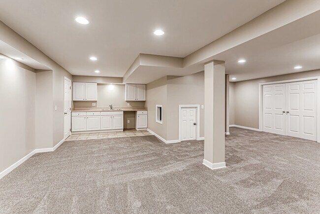 Building Photo - Elegant and Spacious 4-Bedroms Retreat