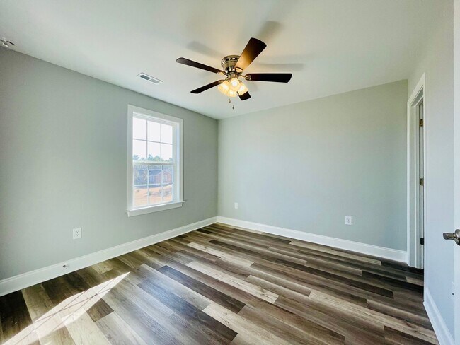 Building Photo - Adorable 2bd/2.5ba cottage in downtown Aynor - Ready for move in!!