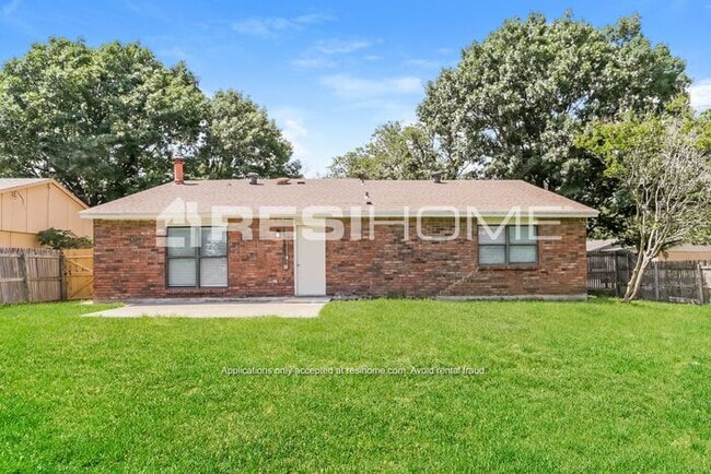 Building Photo - 906 Fort Worth St