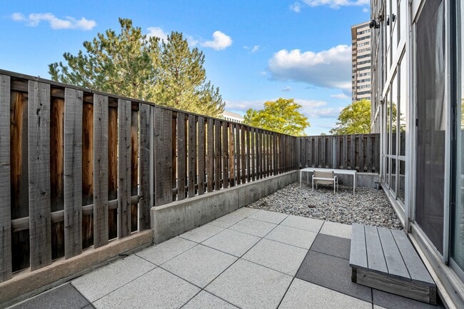 Building Photo - Beautifully renovated condo in the Cherry Creek Area!