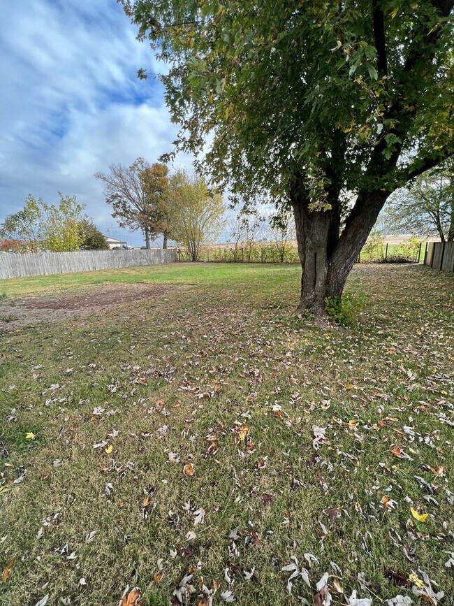 Building Photo - 3 Bedroom Home close to I24