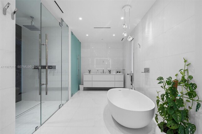 Building Photo - 300 Biscayne Blvd Way