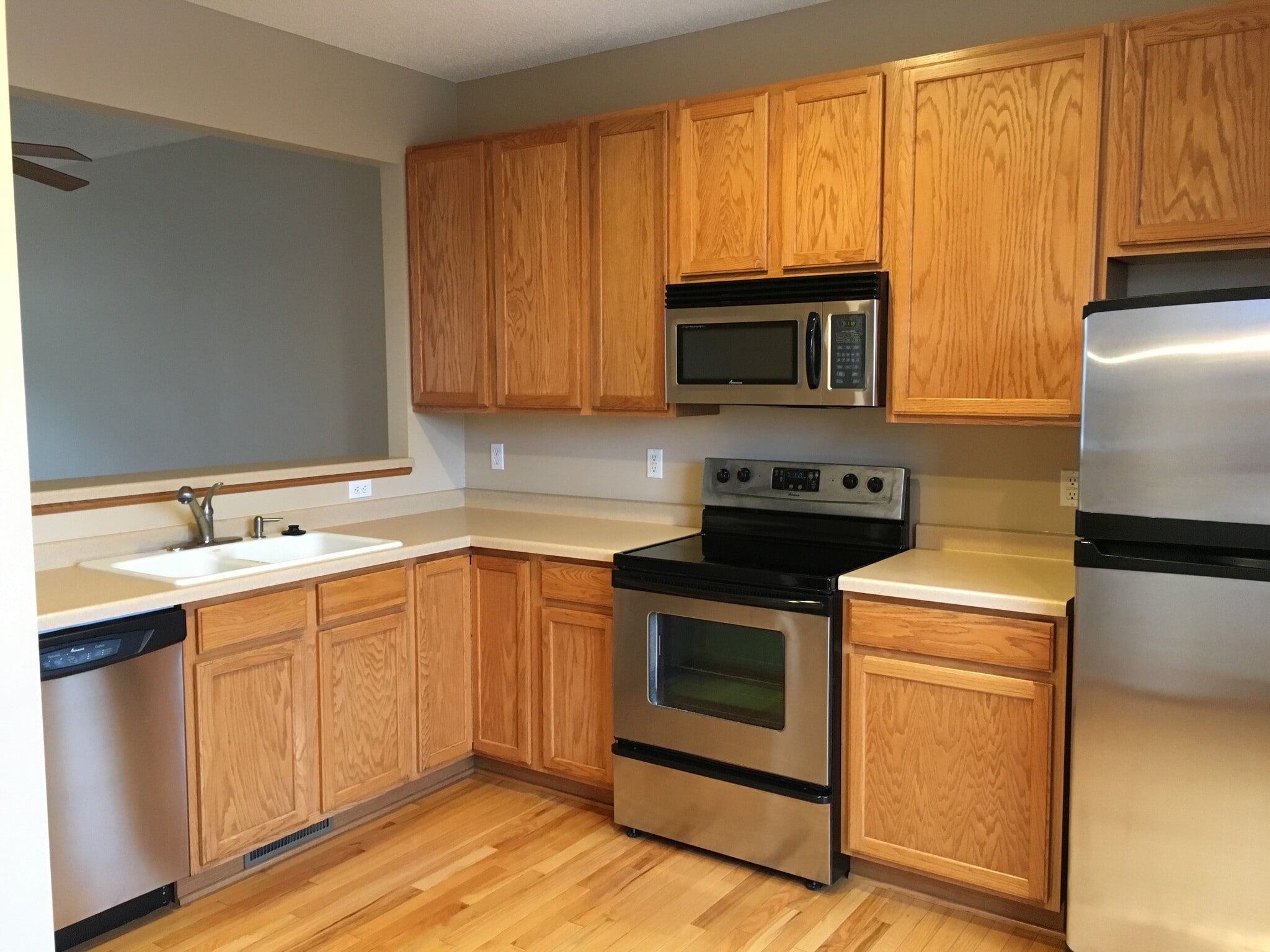 Kitchen Counters - 747 2nd St NE