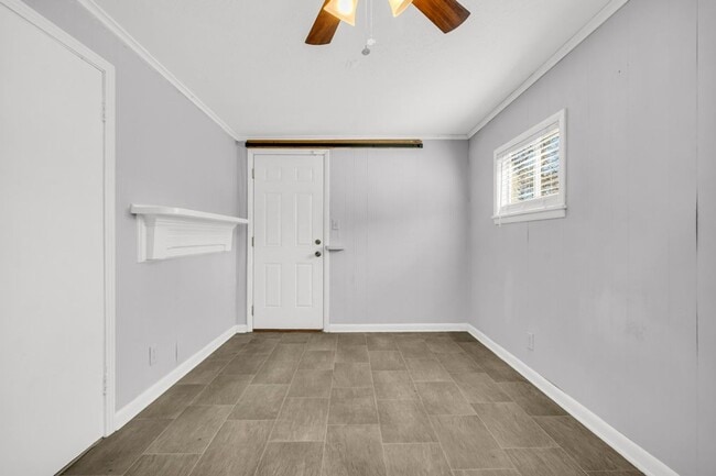 Building Photo - 2 bed/1 bath apartment