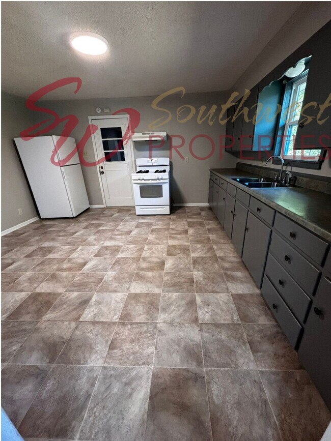 Building Photo - Cozy 2 Bed, 1 Bath Home