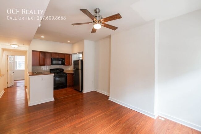 Building Photo - 1431 Lombard-Beautiful Apt-Private Yard-Fi...