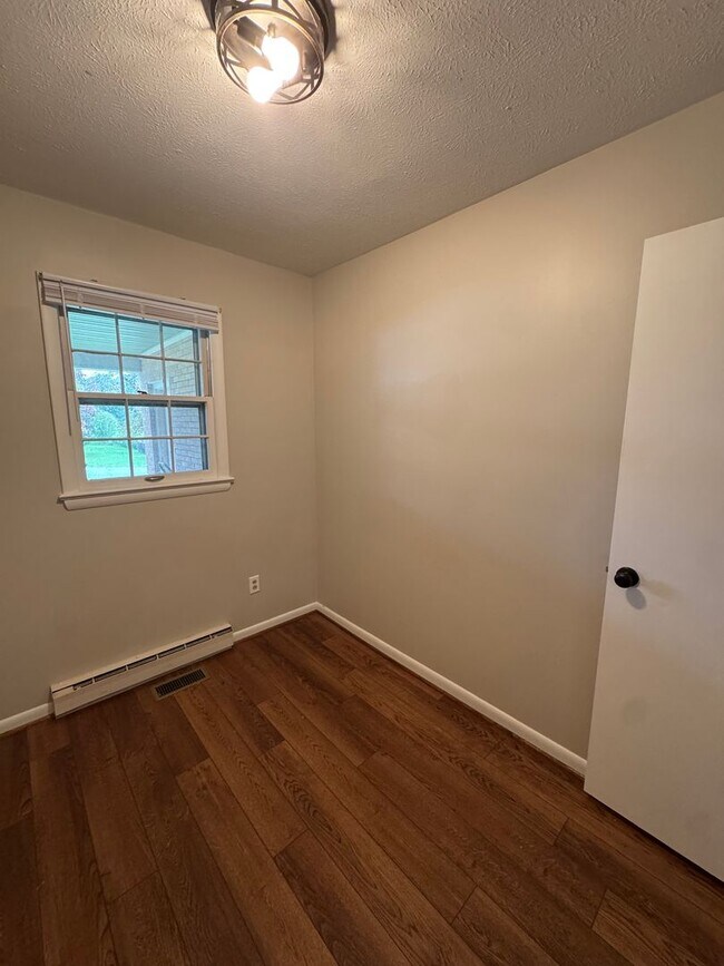 Building Photo - Spacious 3 Bedroom Home with Office, Pool, & Lawn Care Included – Hudson, NC