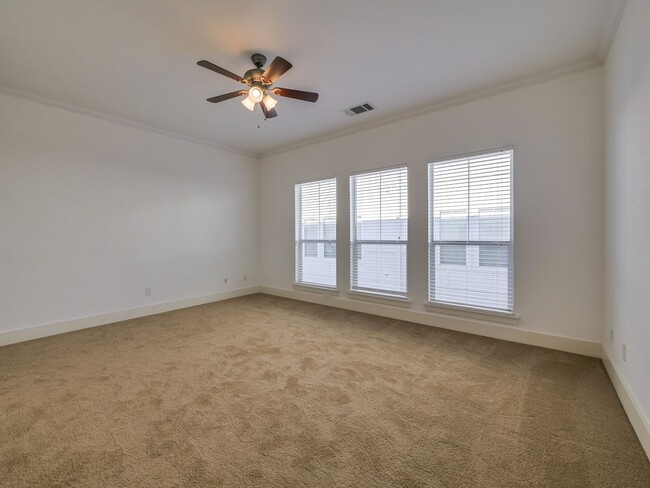 Building Photo - Two Bedroom, 2.5 Bath Gated Condo, blocks ...