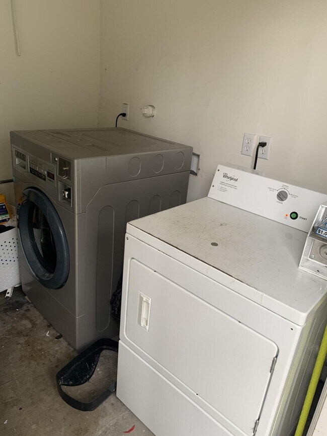 Building Photo - 801 Dobbins St