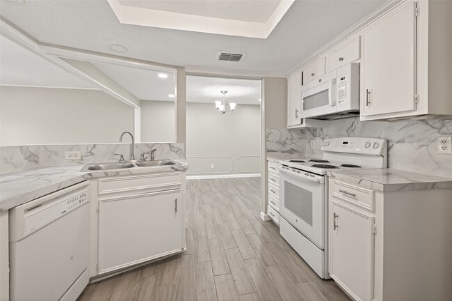 Building Photo - 10738 Briar Forest Dr