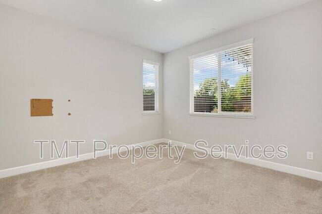 Building Photo - 1141 Vista Verde Dr