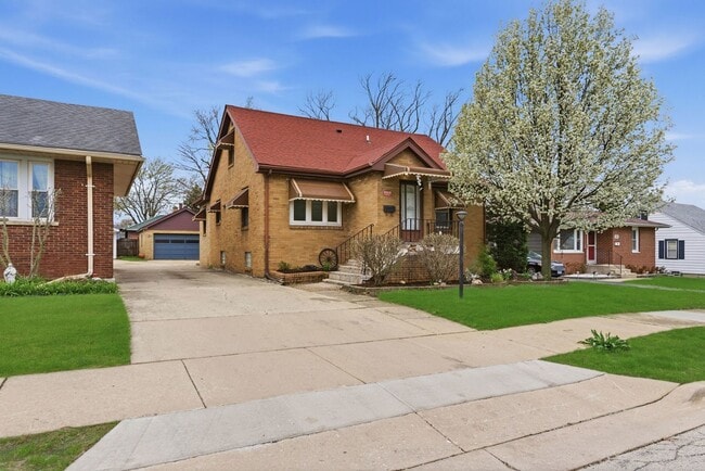 Building Photo - 1115 Kelly Ave