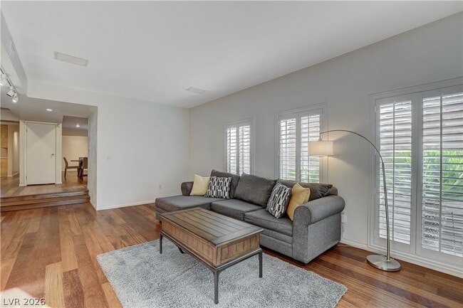 Building Photo - 3223 Pinehurst Dr