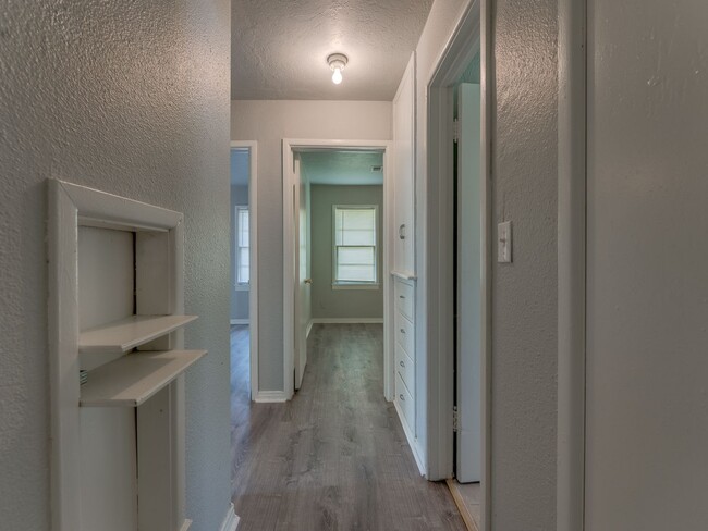 Building Photo - 3 Bedroom 1 Bath Home in Shawnee!