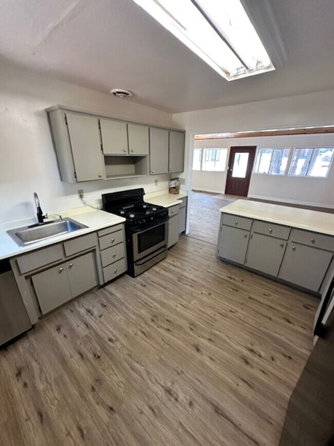 Building Photo - Newly updated pet friendly 4Bd 3Ba home! C...