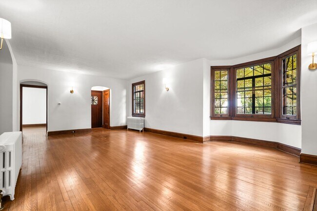 Building Photo - 3 Bed 2.5 Bath - Chevy Chase Colonial - Mo...