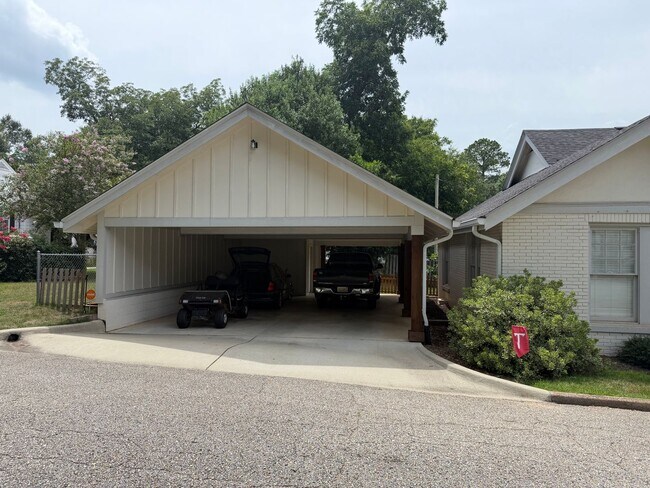 Building Photo - 3 bed 2 bath in Historic Downtown Troy