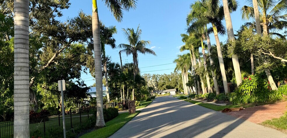 The drive up to the house via the beautiful 15th Street West cul-de-sac. - 5203 15th St W