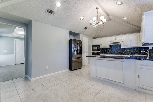 Building Photo - 4444 Hartford Dr