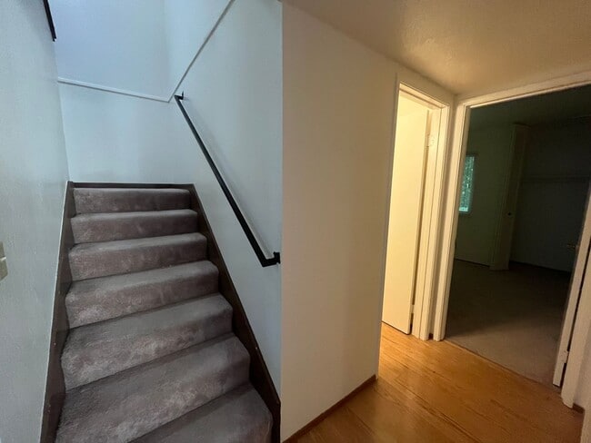 Building Photo - Spacious 4bed 2bath home available now!