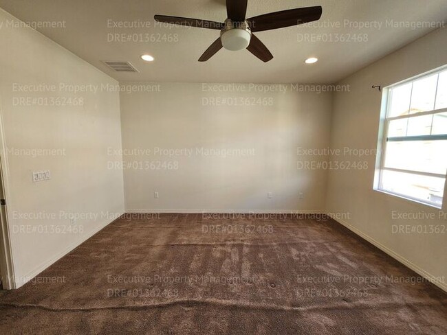 Building Photo - 3 bedroom/ 2.5 bathroom town home located in a secured gated community.